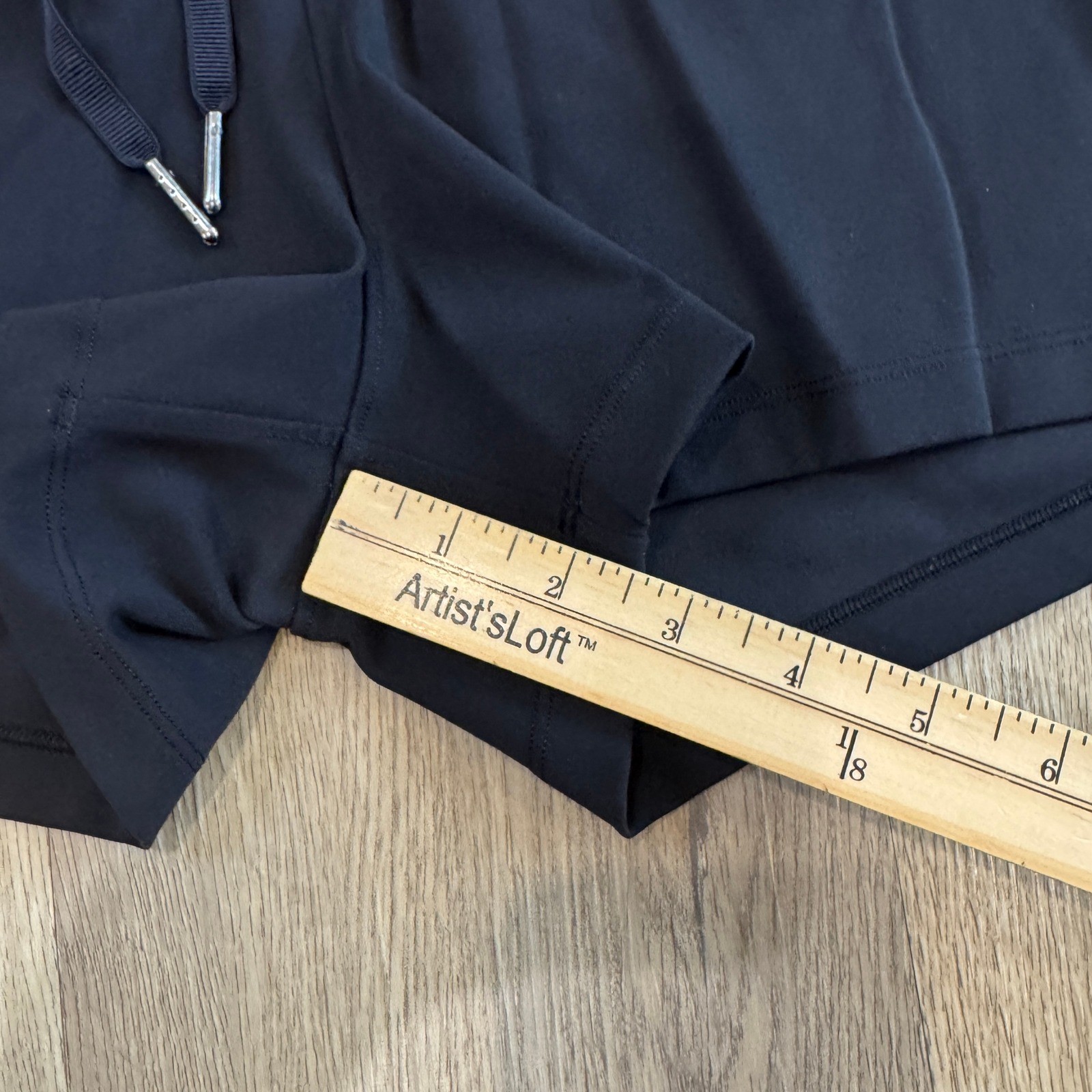 Lululemon On the Fly Short 2.5 Black Luxtreme Size 6 Athletic Shorts EUC LW7AIS