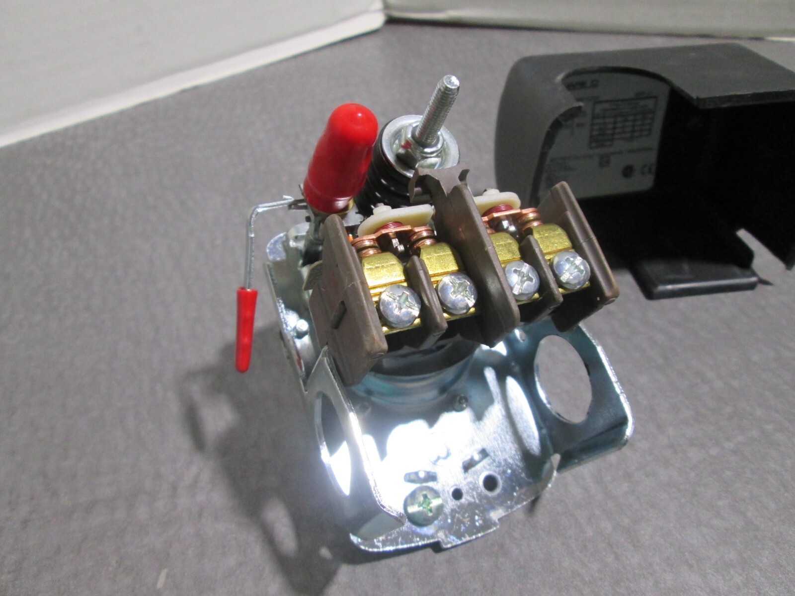 SQUARE D 9013 FHG39M1XZ22 PRESSURE SWITCH W/ ON-OFF LEVER SINGLE PORT NEW