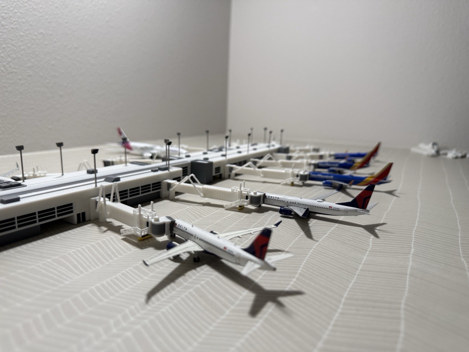 1:400 Model Airport Domestic Terminal w Functional Jet bridges (11)