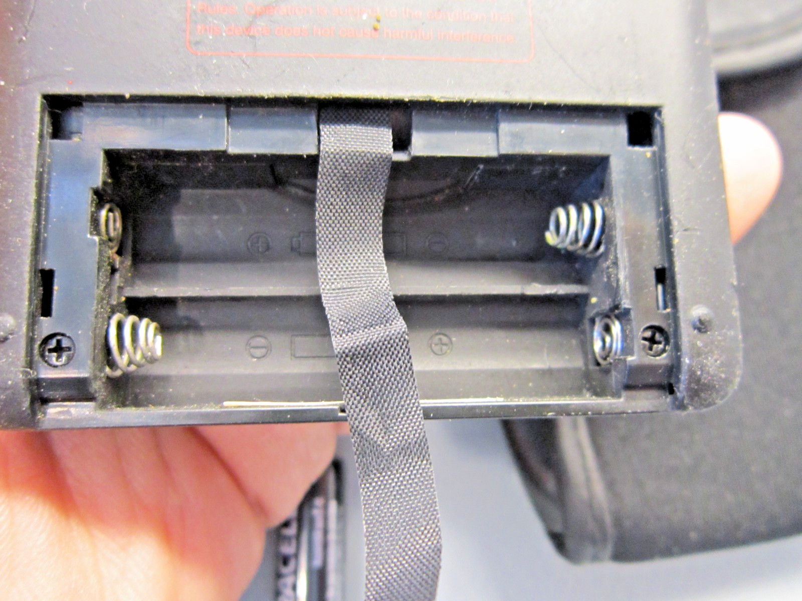 Grundig M400 AM/FM/SW 1-2 World Radio Black Working STICKY no battery cover