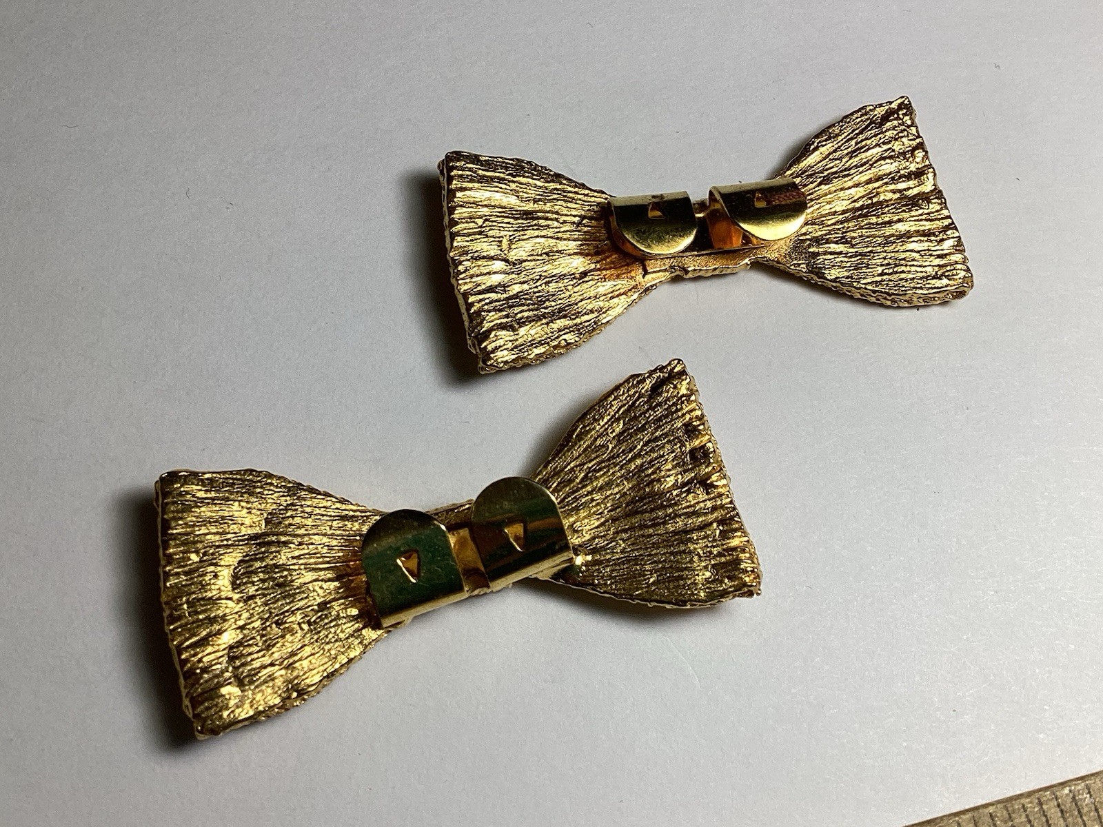 SHIMMERING GOLDTONE METAL BOW SHAPED SHOE CLIPS SO PRETTY