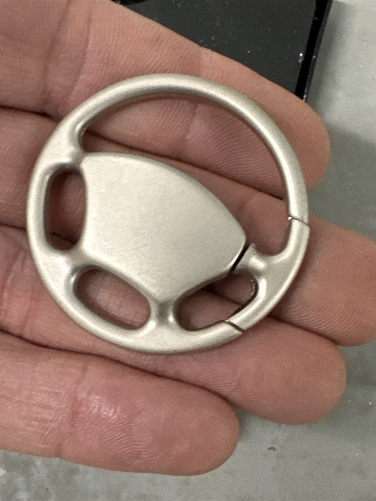 New Diecast JAMES BOND “Skyfall” 007 Steering Wheel Keychain Keyring