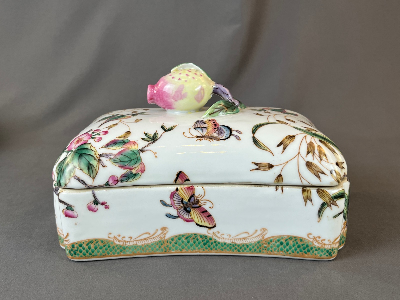 Hua Rong Tang Zhi Porcelain Hand-Painted 8" Lidded Box w/Pomegrante Finial: MINT
