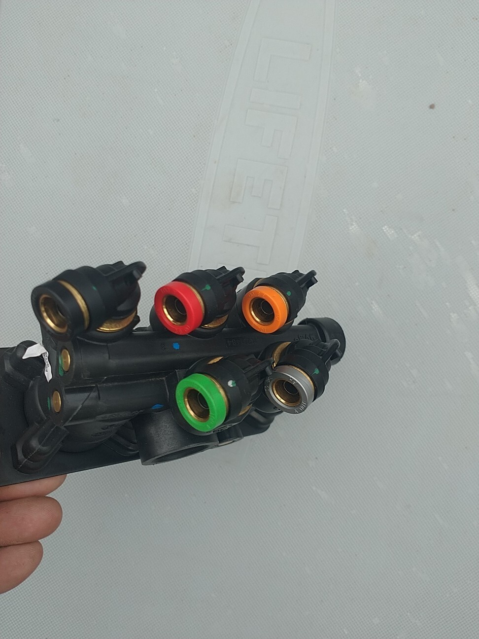 Bendix Mv3 Trailer Air Supply/Parking Brake Valve P/N 5018303 Missing Tabs