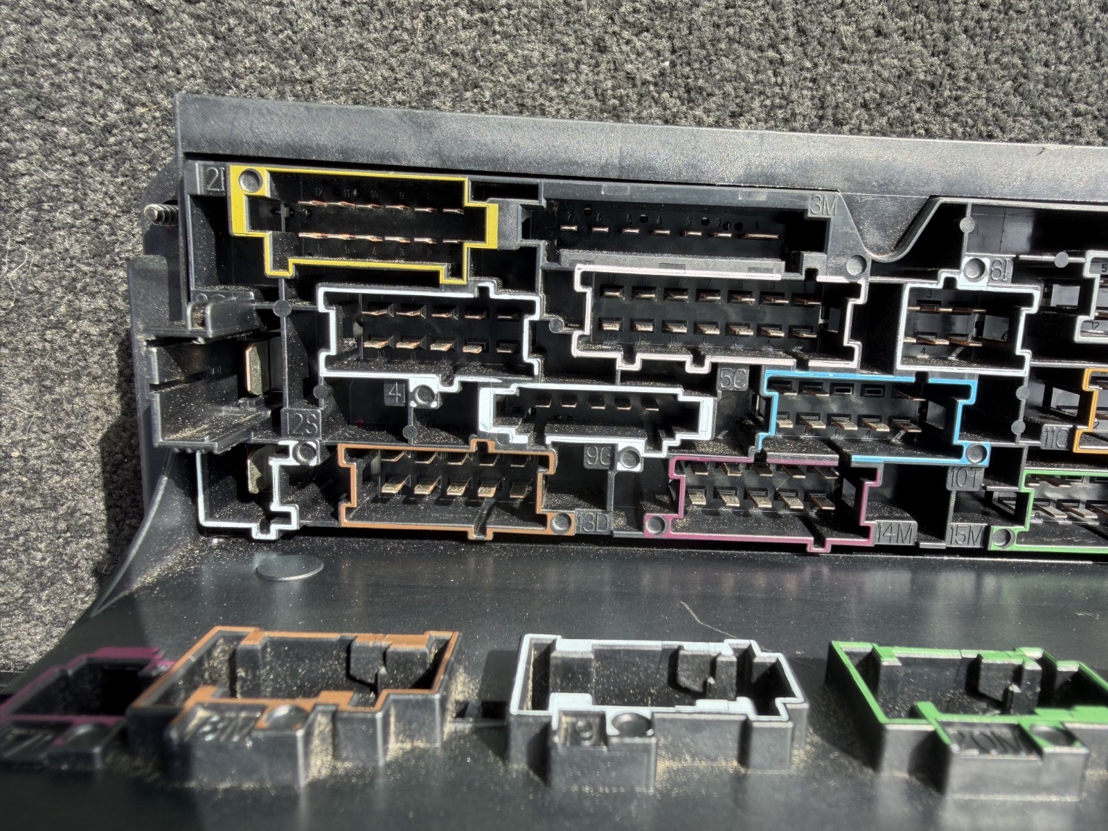 2010-2012 Mercedes-Benz E350 Front SAM Relay Fuse Box OEM 2129004911