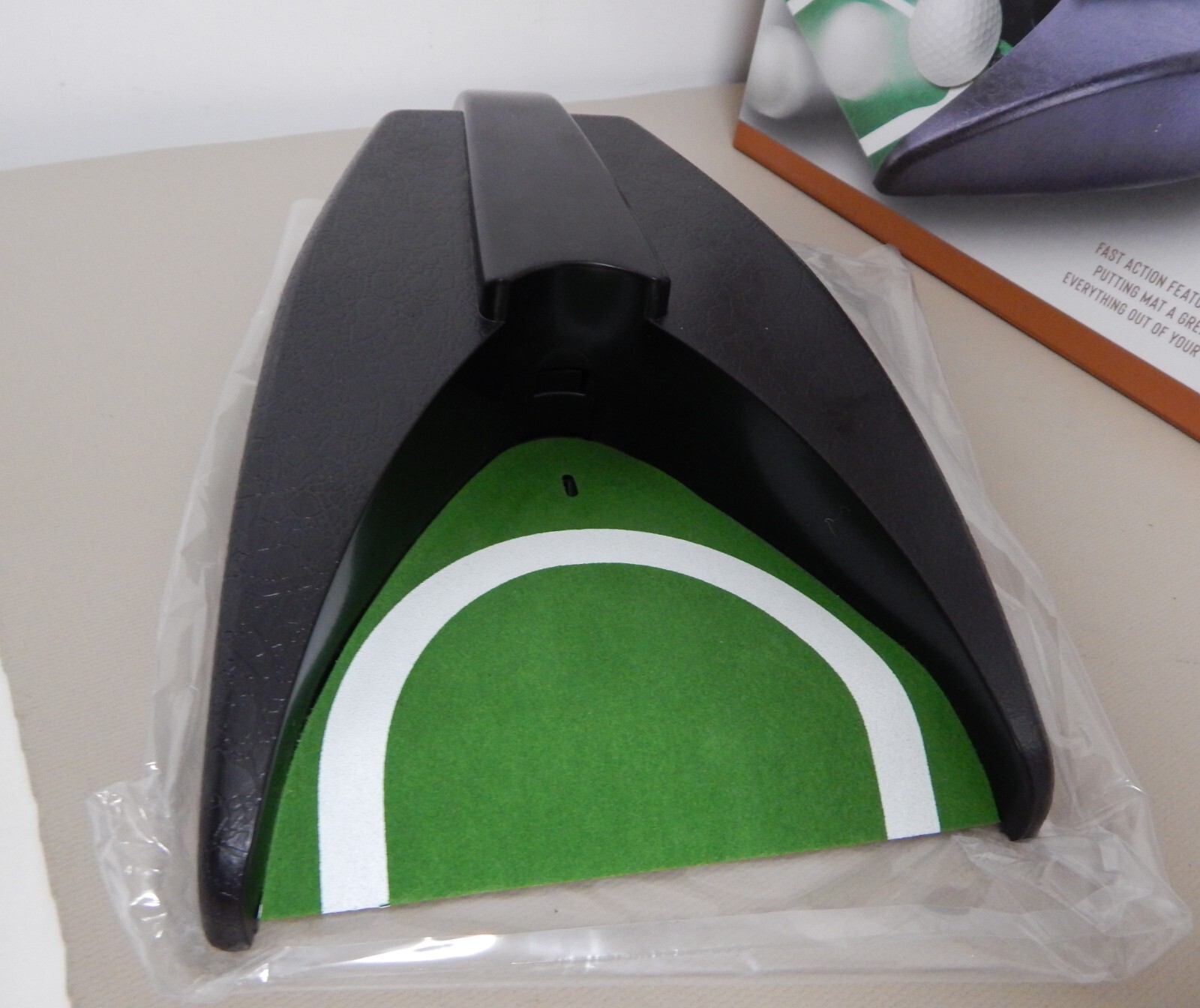 BERKSHIRE GRANDELLO Automatic Golf Putting Cup Auto Ball Return Battery Op NEW