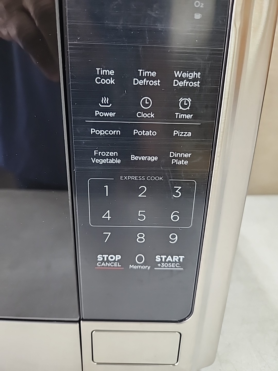 NEW Black & Decker Digital Microwave Oven w/Turnable Push-Button Door 0.9 Ft.