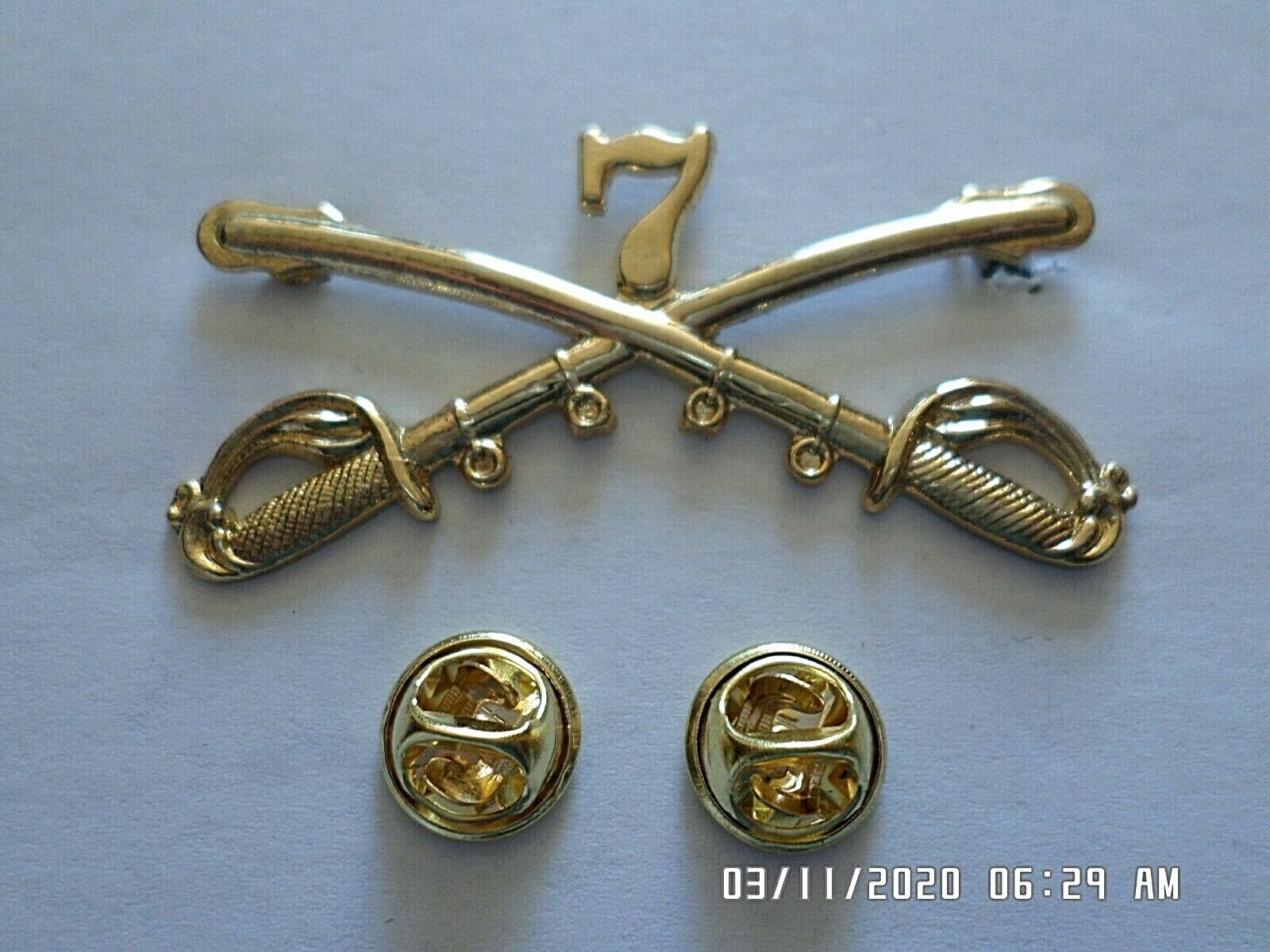 U.S MILITARY 7th CAVALRY METAL HAT BADGE PIN CROSSED SABERS SWORDS GEORGE CUSTER
