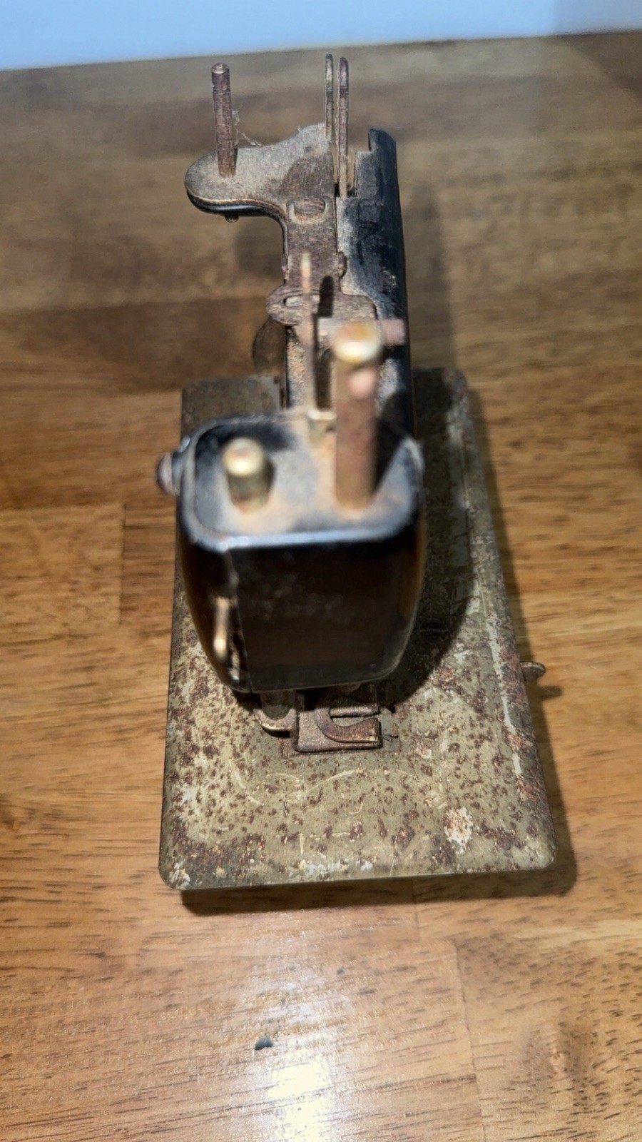 Vintage Singer Children Cast Iron Toy (read description)