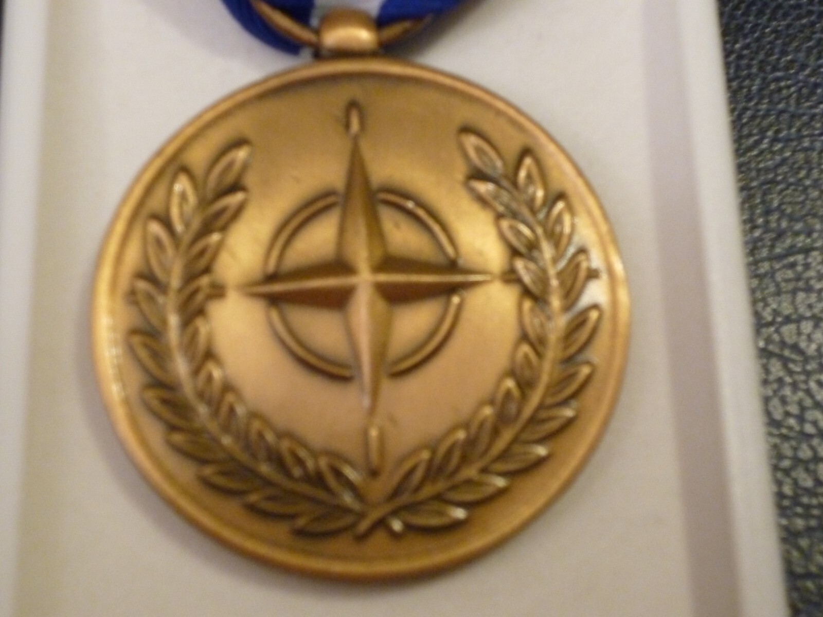 GENUINE NATO MEDAL FOR KOSOVO IN NATO BOX OF ISSUE - EXCELLENT CONDITION