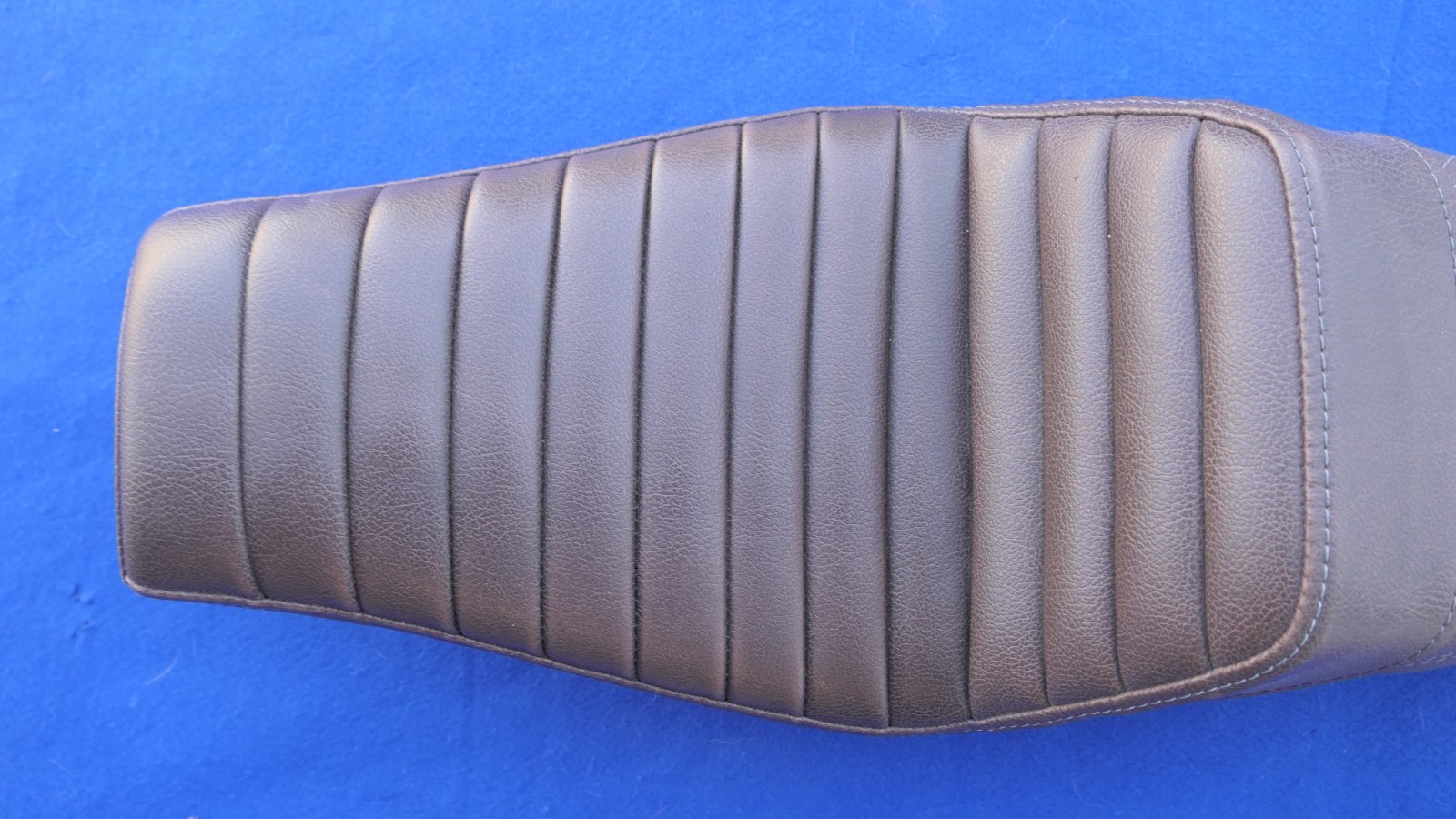 Saddlemen Ribbed Step-up Brown Seat Harley Sportster 1200 883 4.5 Gal 2004-2022