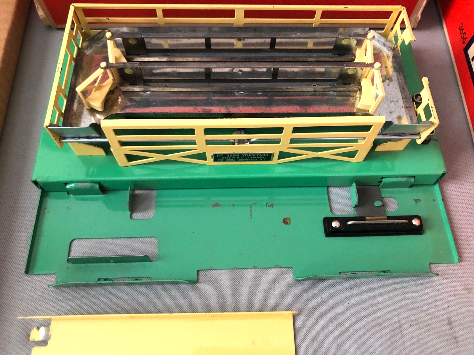 LIONEL 3656 OPERATING CATTLE CAR WITH CORRAL & CATTLE O GAUGE