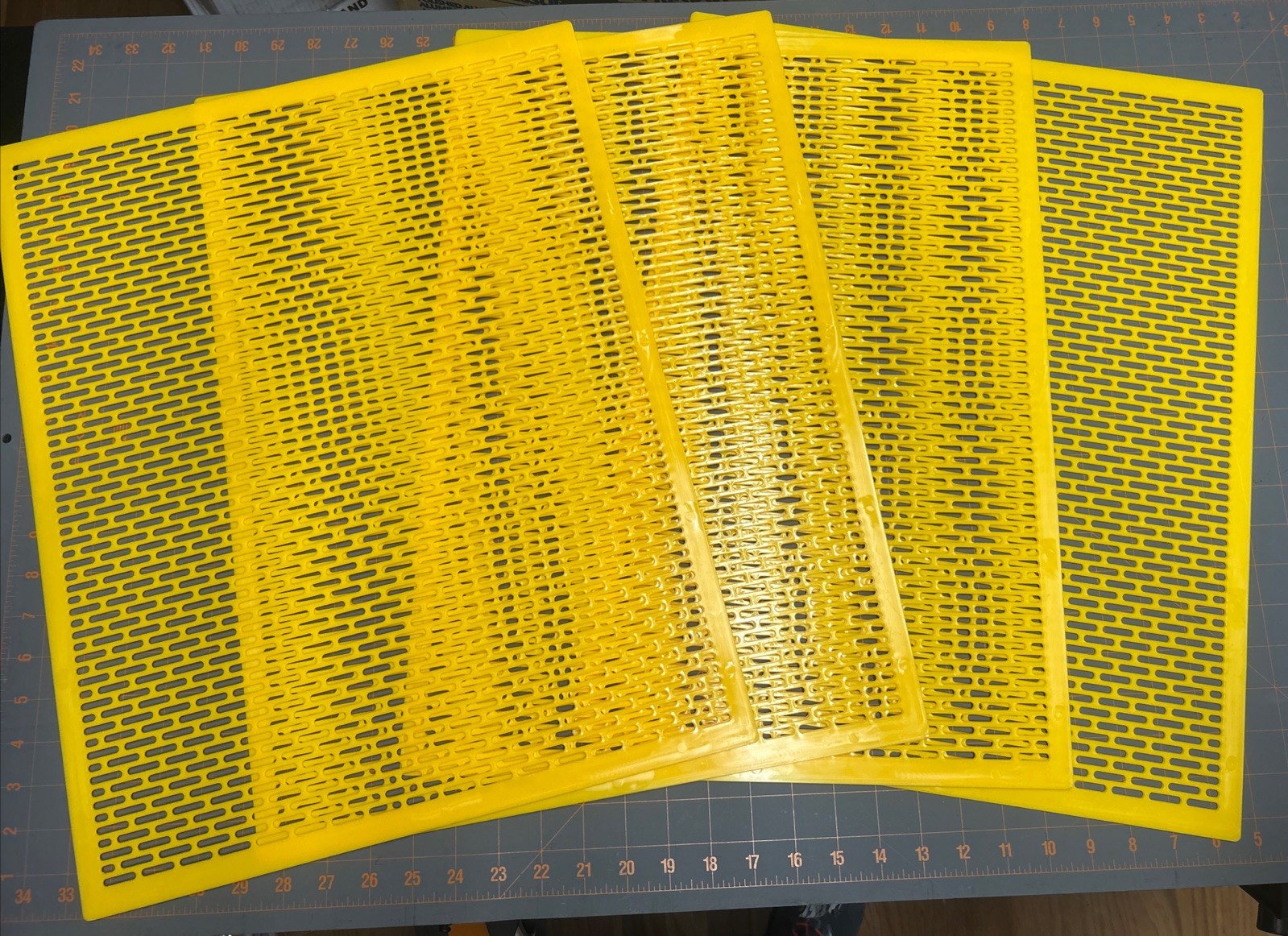 4 PCS Plastic Queen Excluder 10 Frame Queen Bee Excluder Langstroth Hives