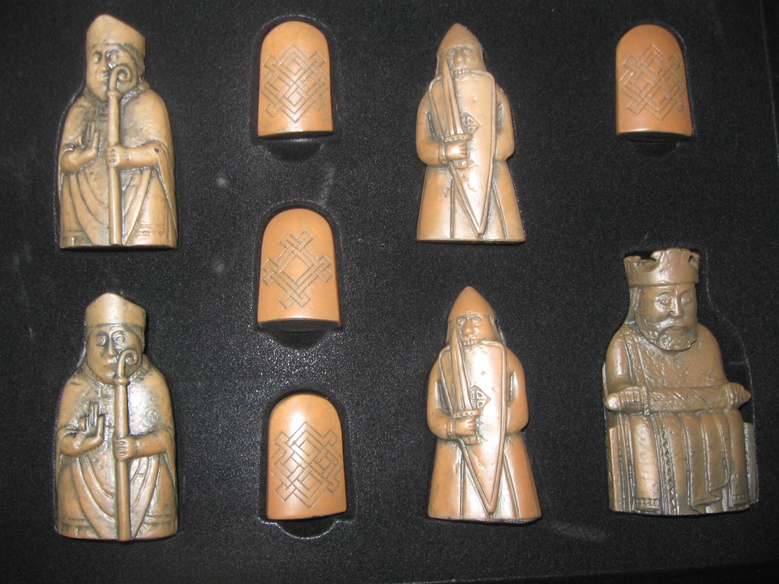 Brand New Isle Of Lewis Deluxe Replica Historic Large Chess Set Ambassador Games