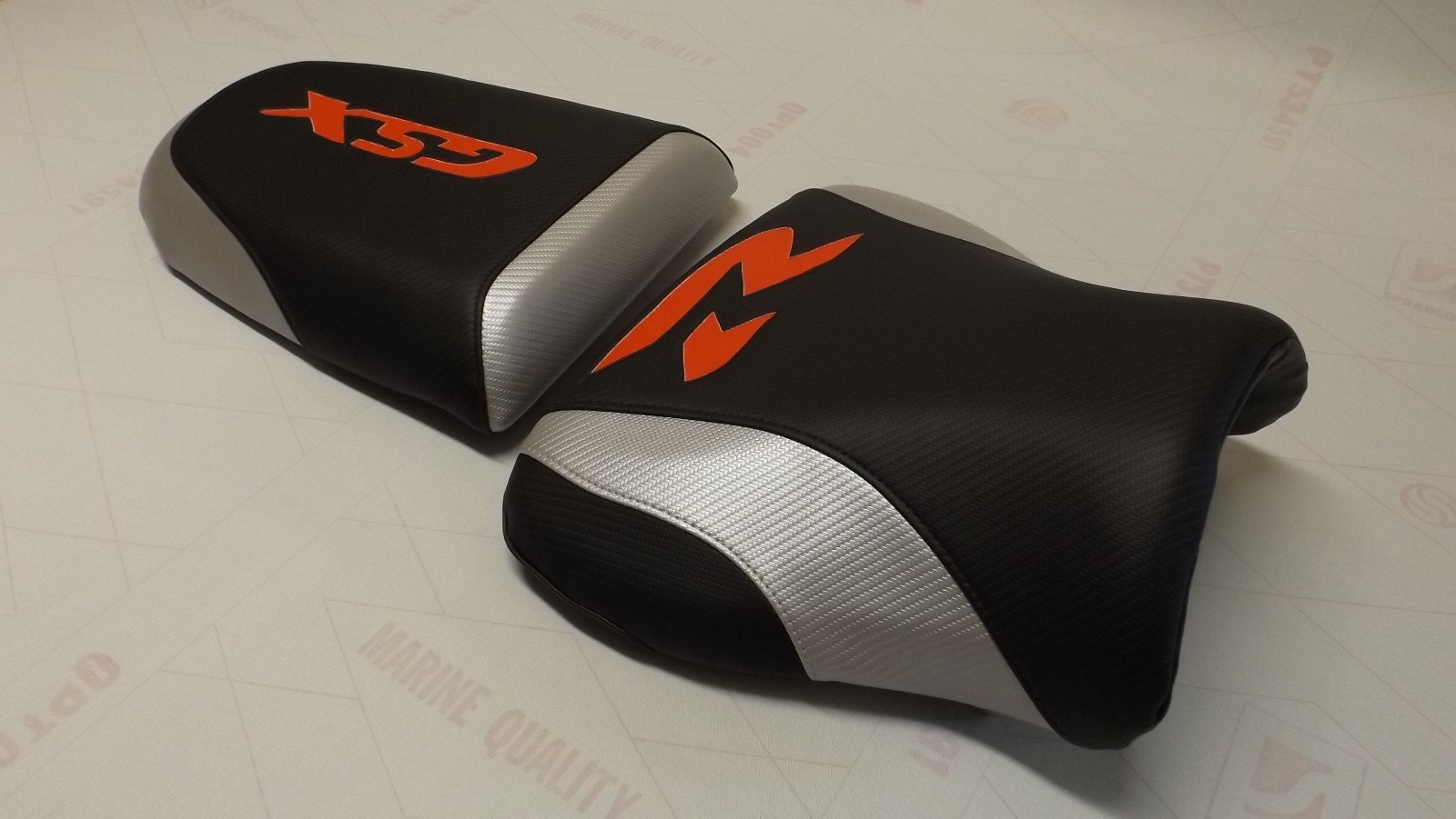 SUZUKI GSX 600R/750R/1000R FRONT&REAR SEATCOVER 00/03 blck/silver/red