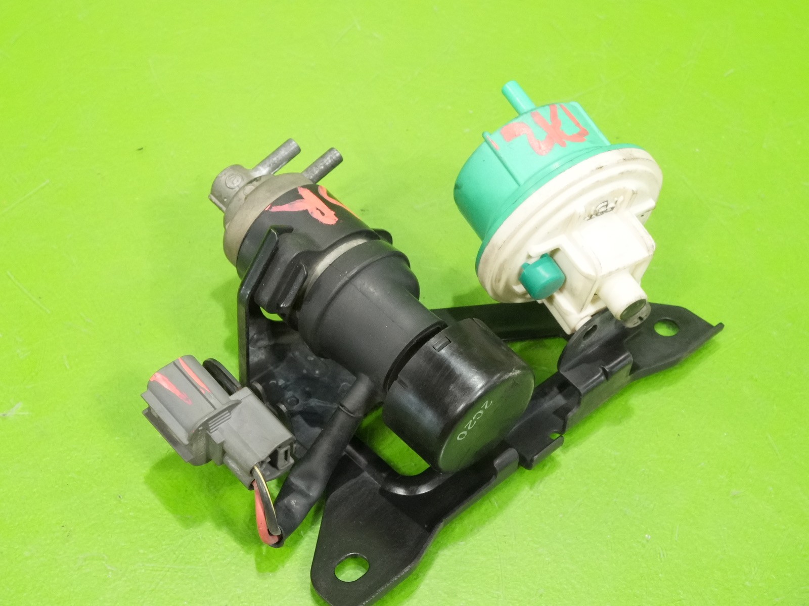 92-95 Civic OEM vacuum control valve + frequency solenoid 17290-PY3-901 Accord