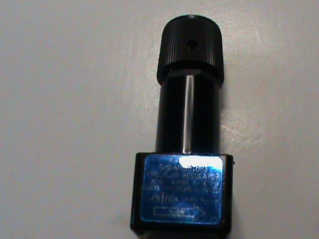 LOT OF 2 NEW AIRTROL R-900-90 SUB-MINIATURE PRECISION REGULATOR