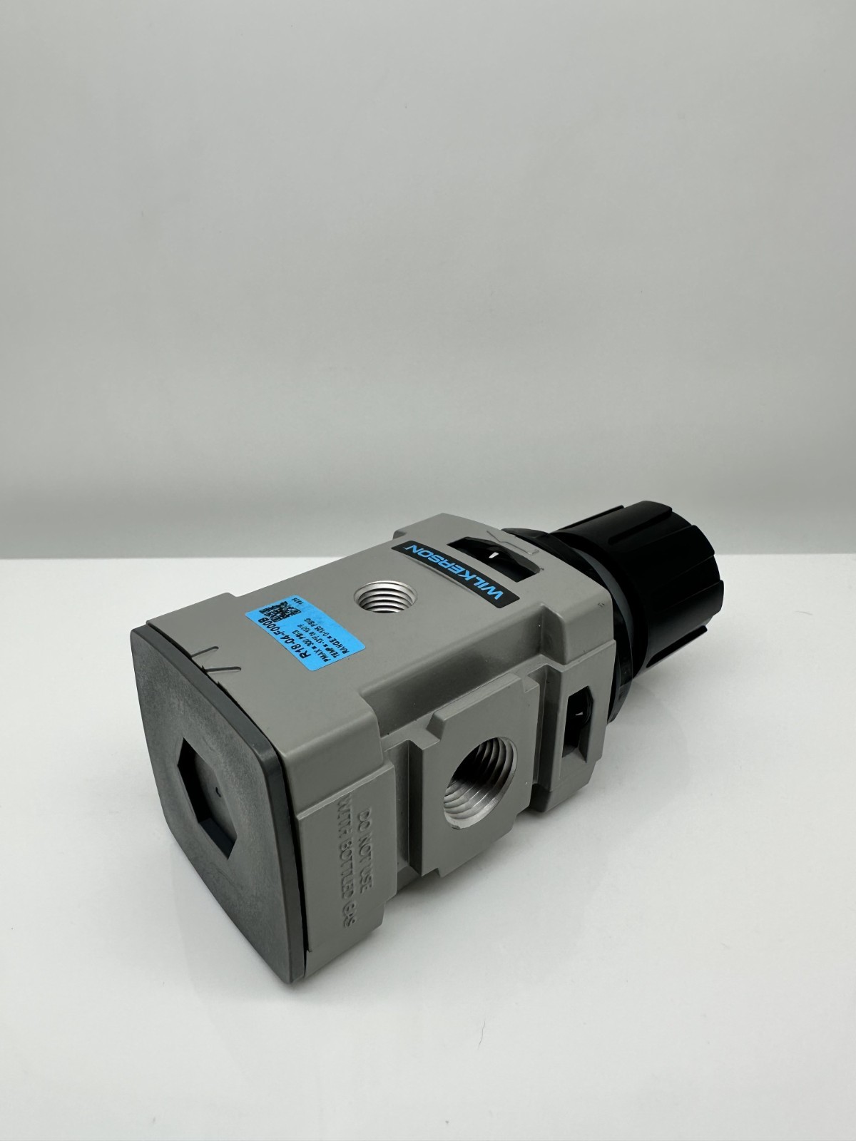 Wilkerson R18-04-F000B Air Pressure Regulator, 1/2" Pipe Size New Fast Shiping!!