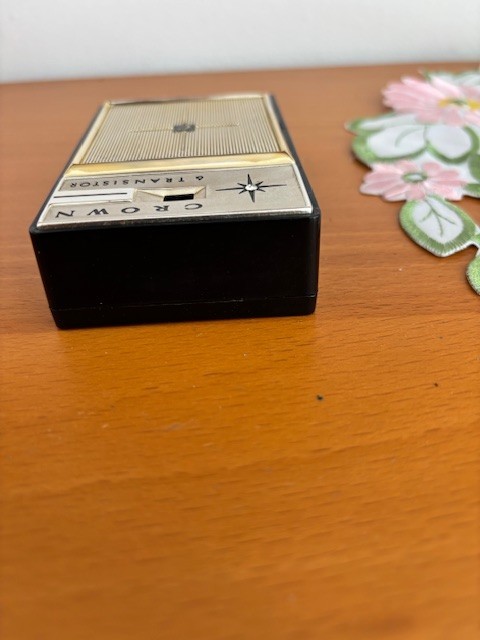 VINTAGE OLD TRANSISTOR RADIO MODEL TR 690 , COMPLETE IN BOX - STUNNING