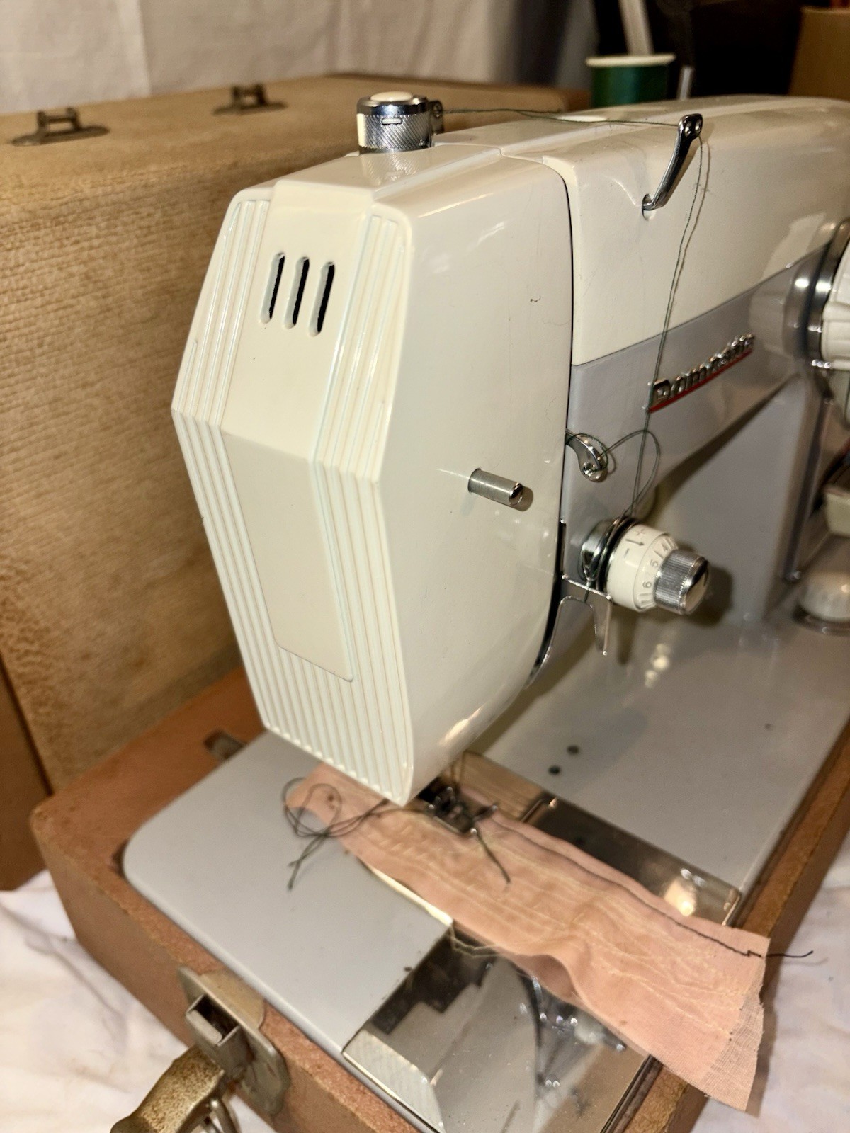 VINTAGE 1967 DOMESTIC ZIG-ZAF DIAL A STITCH MODEL 1665 SEWING MACHINE-WORKS WELL