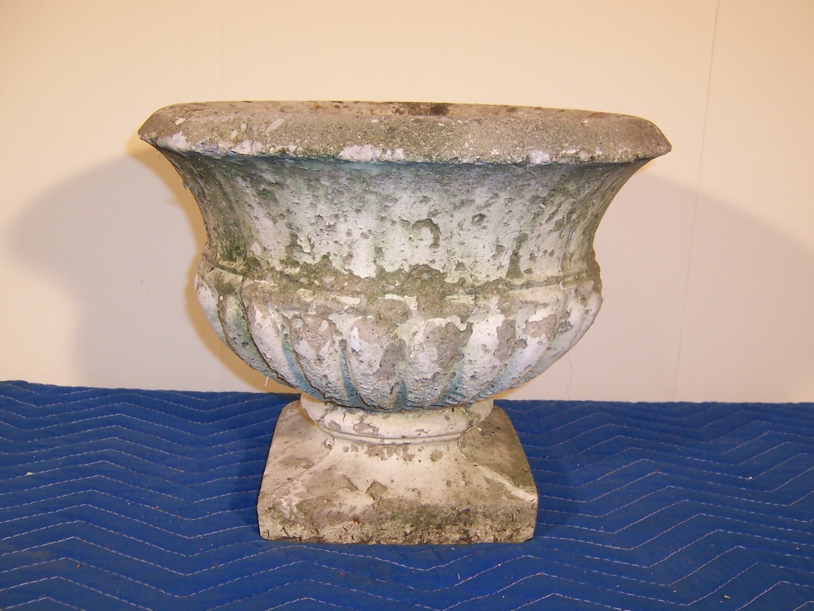 Nice Antique Weathered Concrete Garden Flowerpot Planter Urn Old White Paint