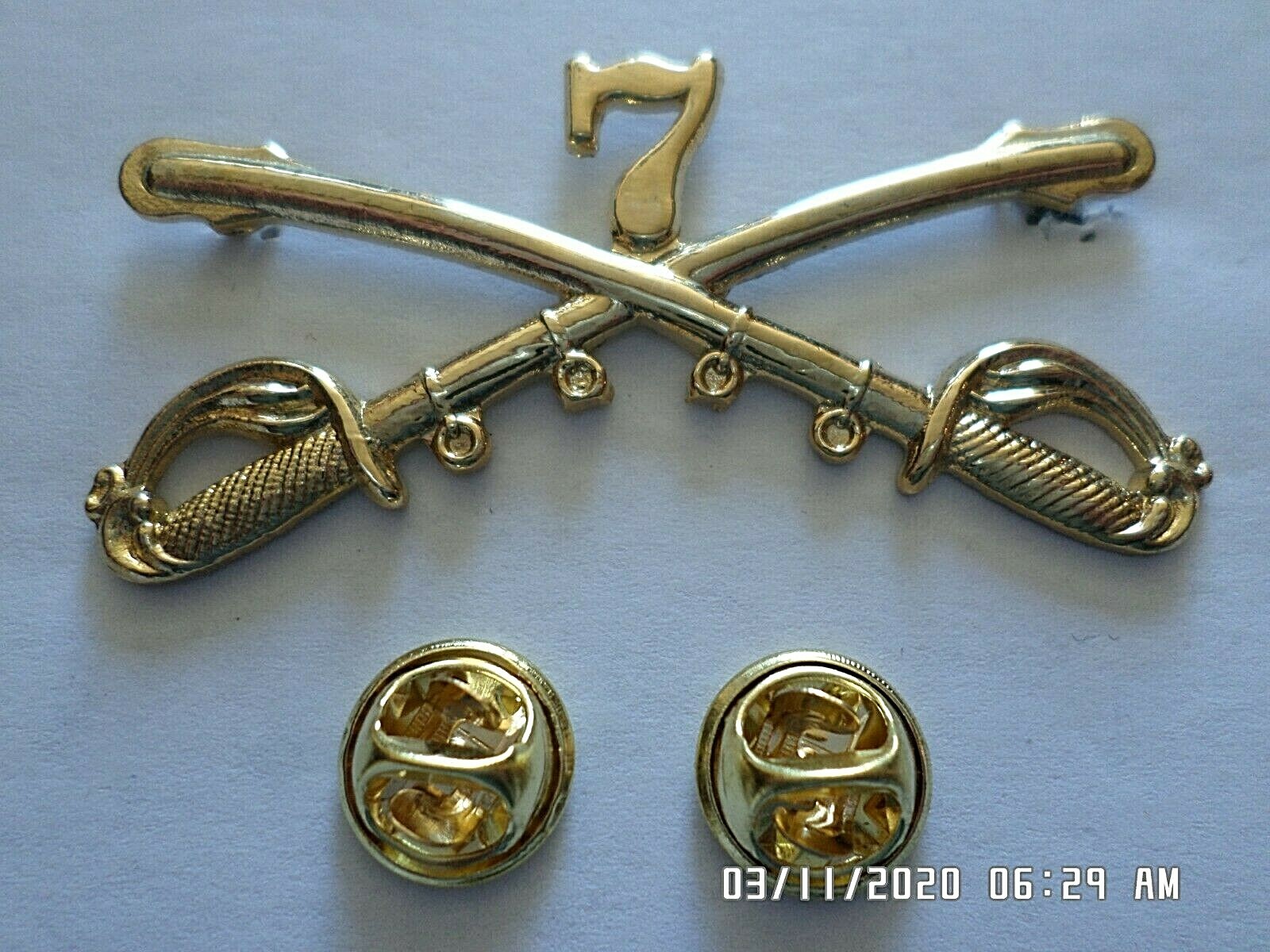 U.S MILITARY 7th CAVALRY METAL HAT BADGE CROSSED SABERS SWORDS GEORGE CUSTER