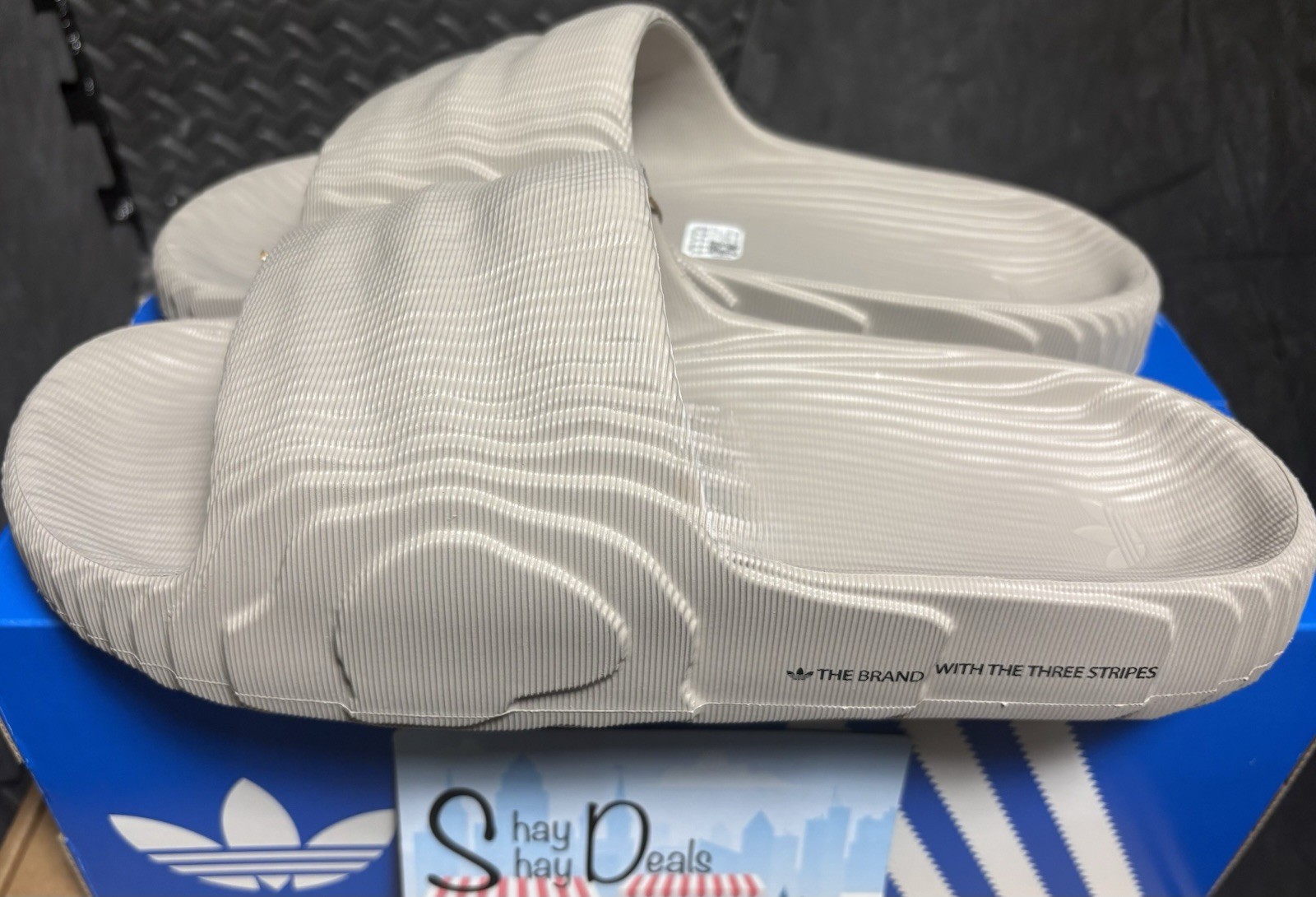 ADIDAS Adilette 22 Slides MENs Size 10 NEW W Box/Tag Light Brown FREESHIP HQ4670