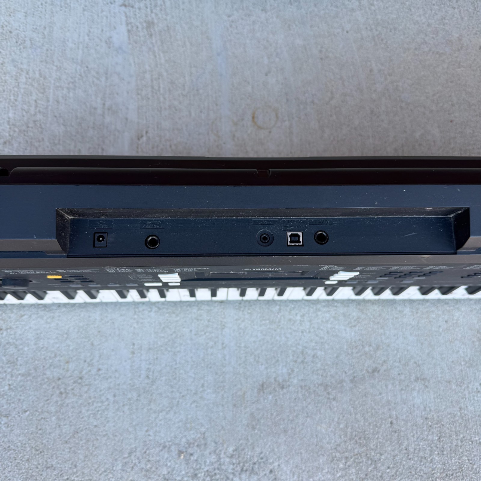 Yamaha PSR-E343 61-Key Portable Digital Keyboard Piano Tested Works no adapter