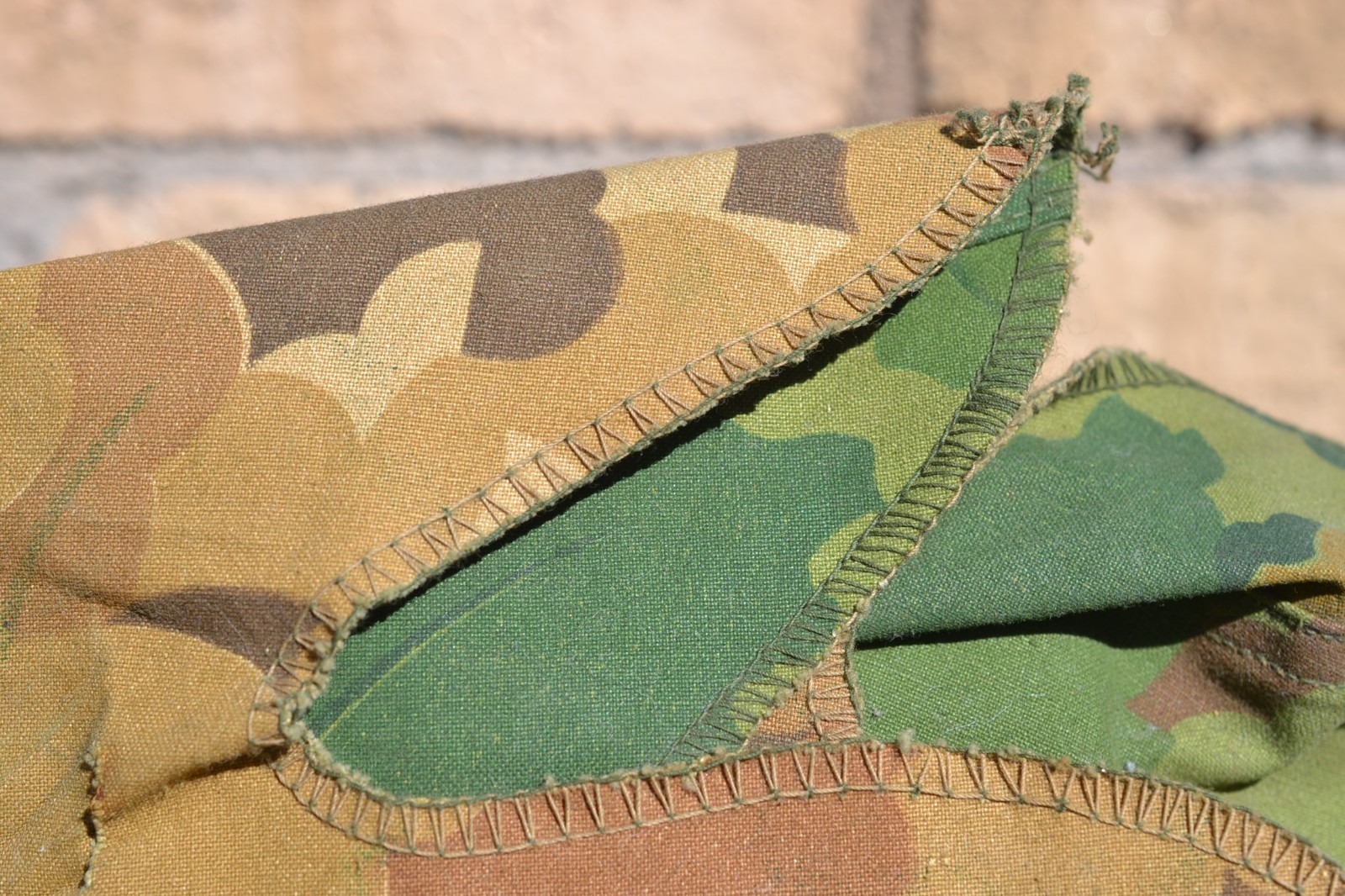 EARLY US ARMY M1 HELMET VIETNAM WAR VINTAGE CAMOUFLAGE COVER & PEACE PIN BUTTON