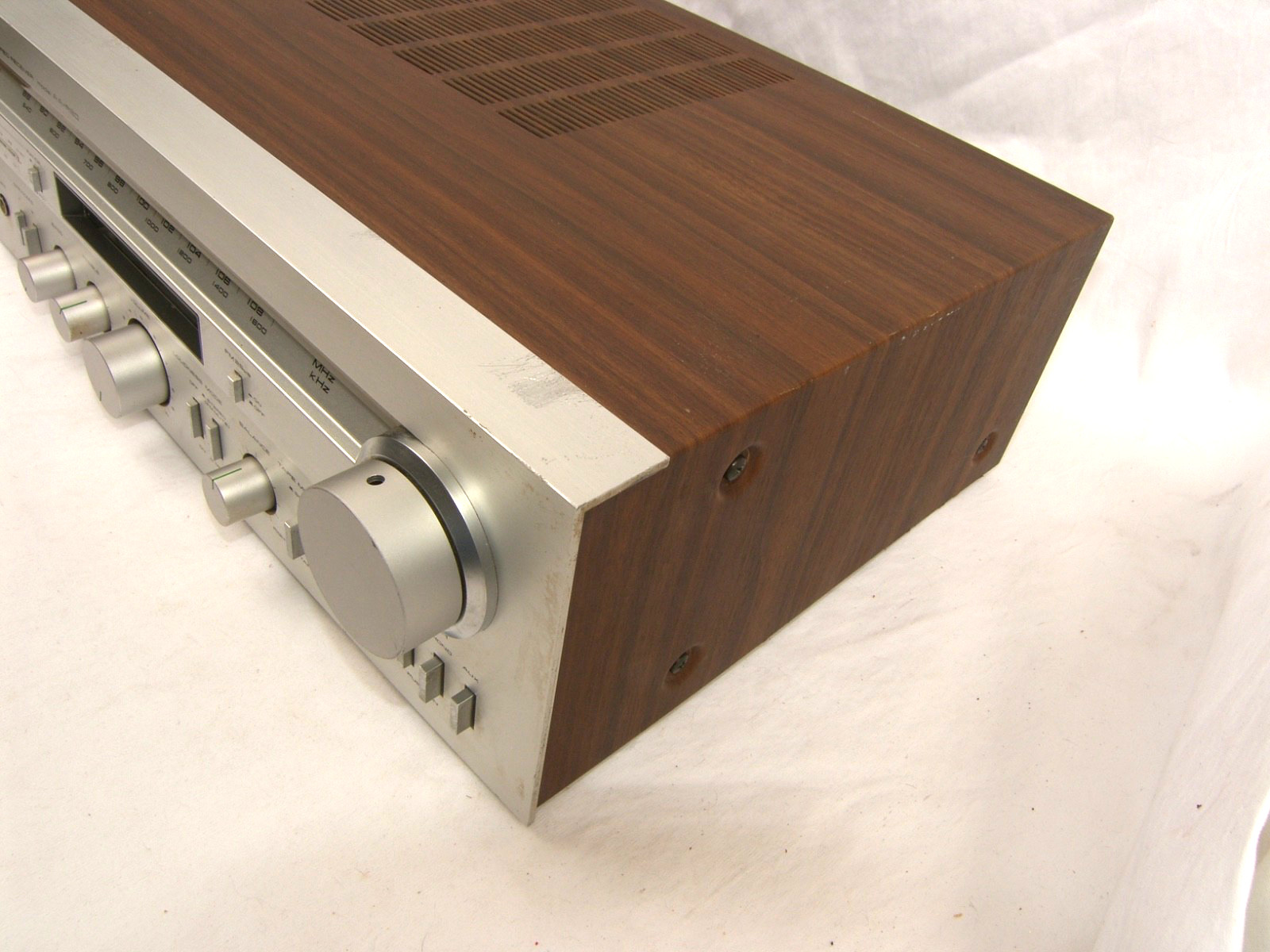 Akai AA-R20 AM/FM Stereo Receiver 26 Watts (Circa 1980) Silver Face Works Tested