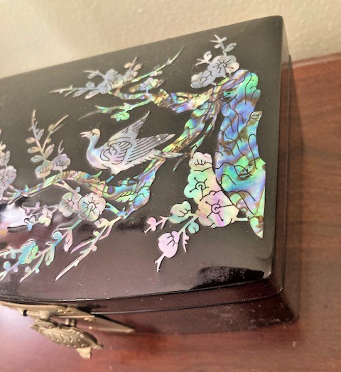 Vintage Korean Black Lacquered Mother of Pearll Jewelry Box 3.5'' X 6'' X 2''