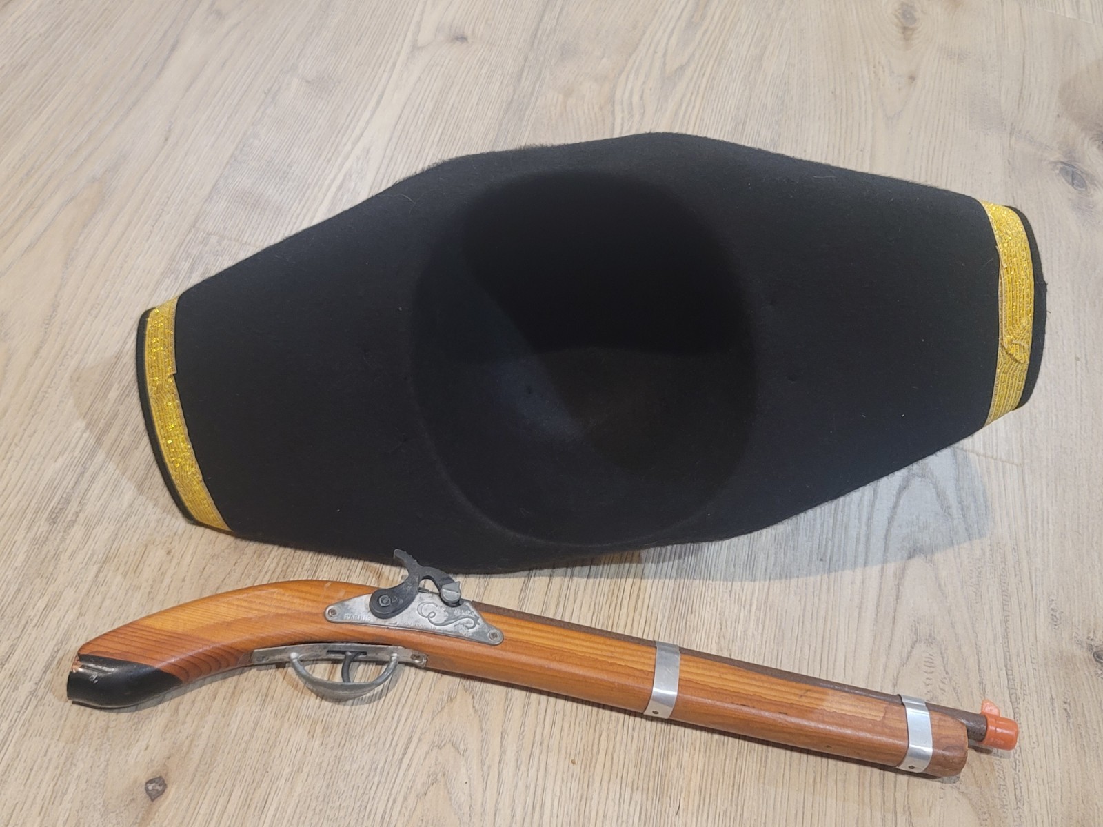 Vintage Parris Flintlock Style Cap Guns Toy Pistol Savannah TN w/ Napoleon Hat