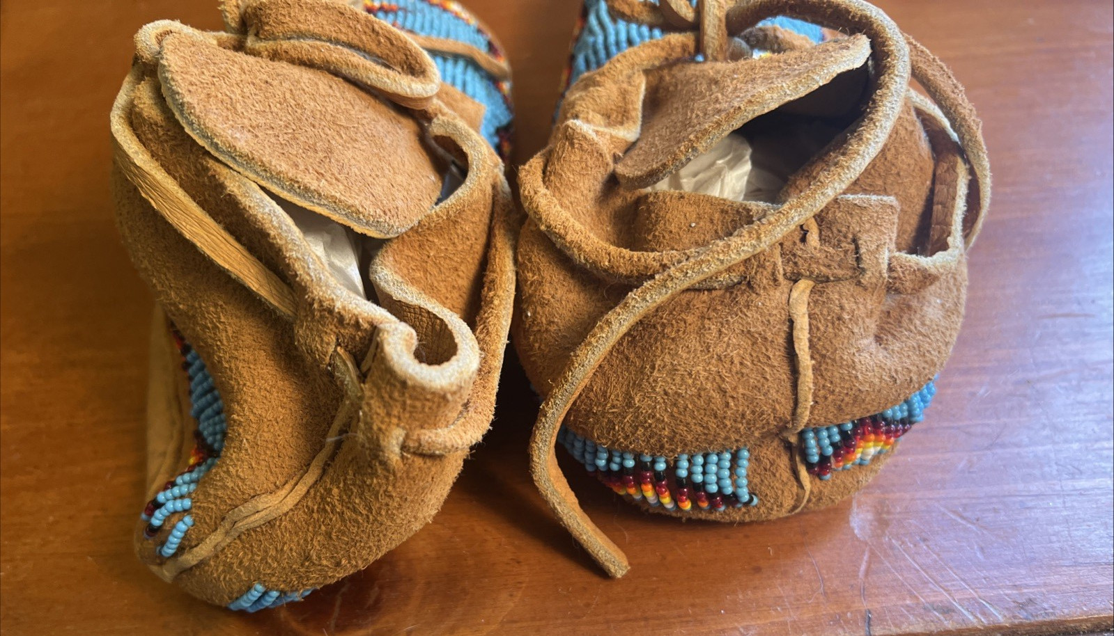 Beautiful Hand Made Beaded Vintage Native American Moccasins Size 8”