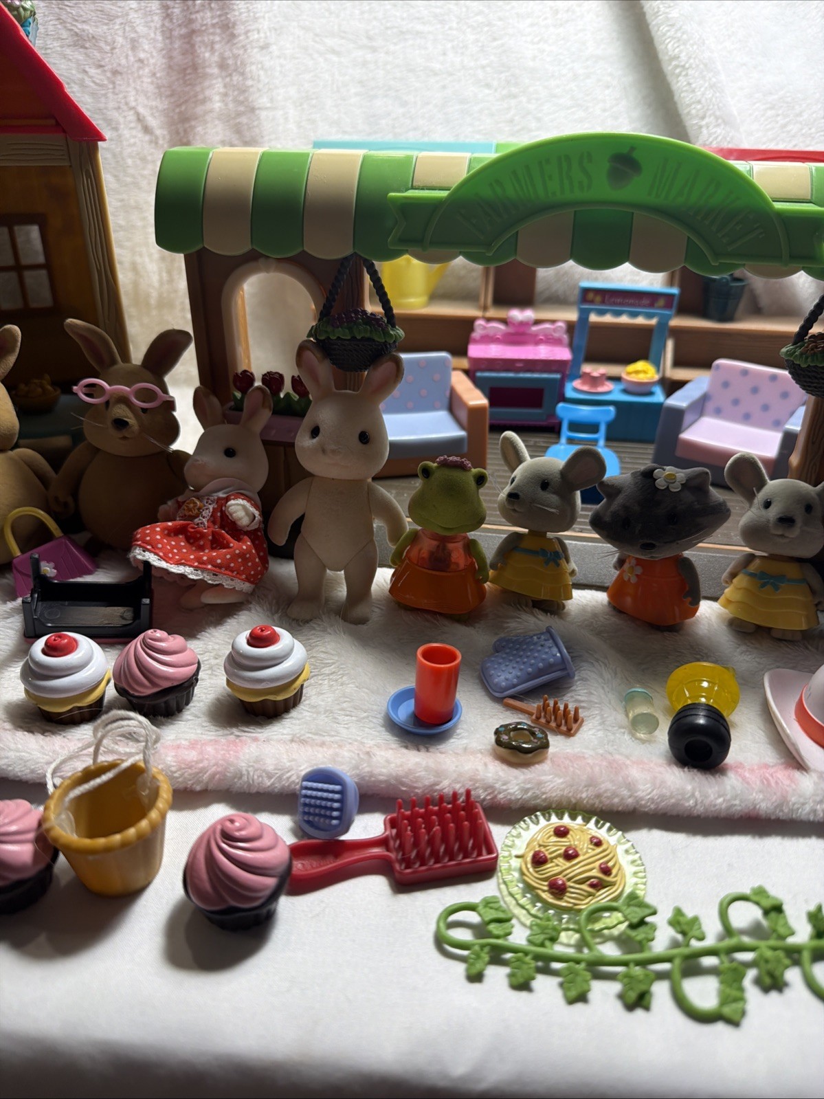 Woodzeez House & Farm Stand W 13 Figures and Lots of Accessories for Family Fun