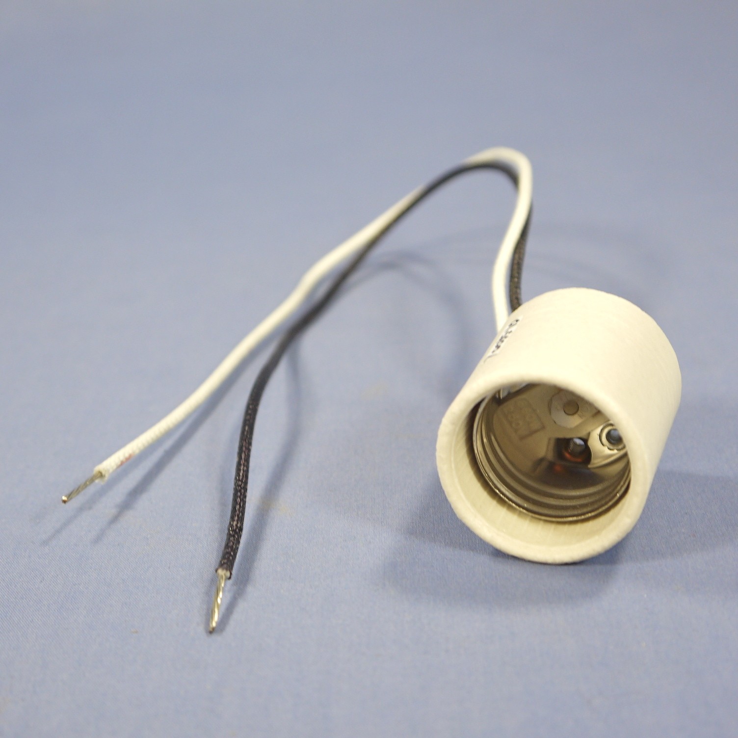 Leviton Unglazed Porcelain Light Socket Lamp Holder Medium 660W Bulk 70035-10