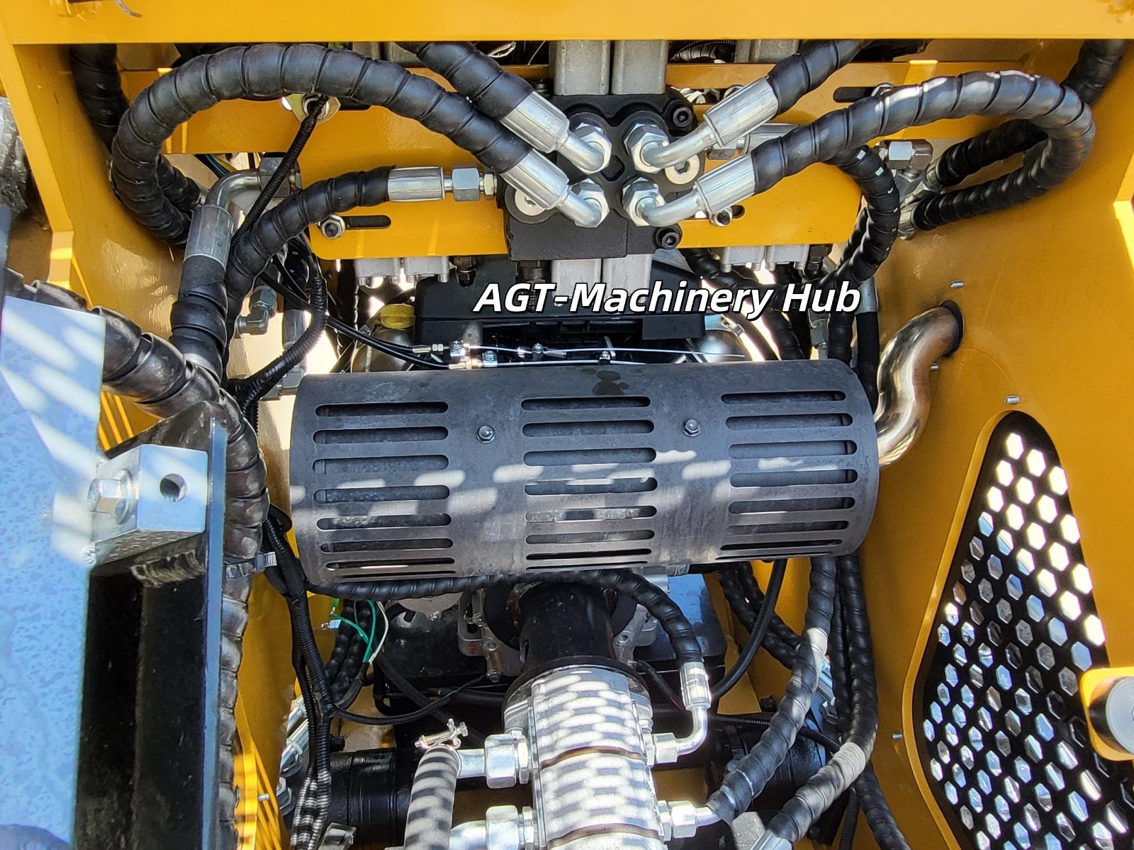 AGT CRT23 Mini Skid Steer Loader 3 Pump 3 Valves 23HP V-Twin RATO Engine