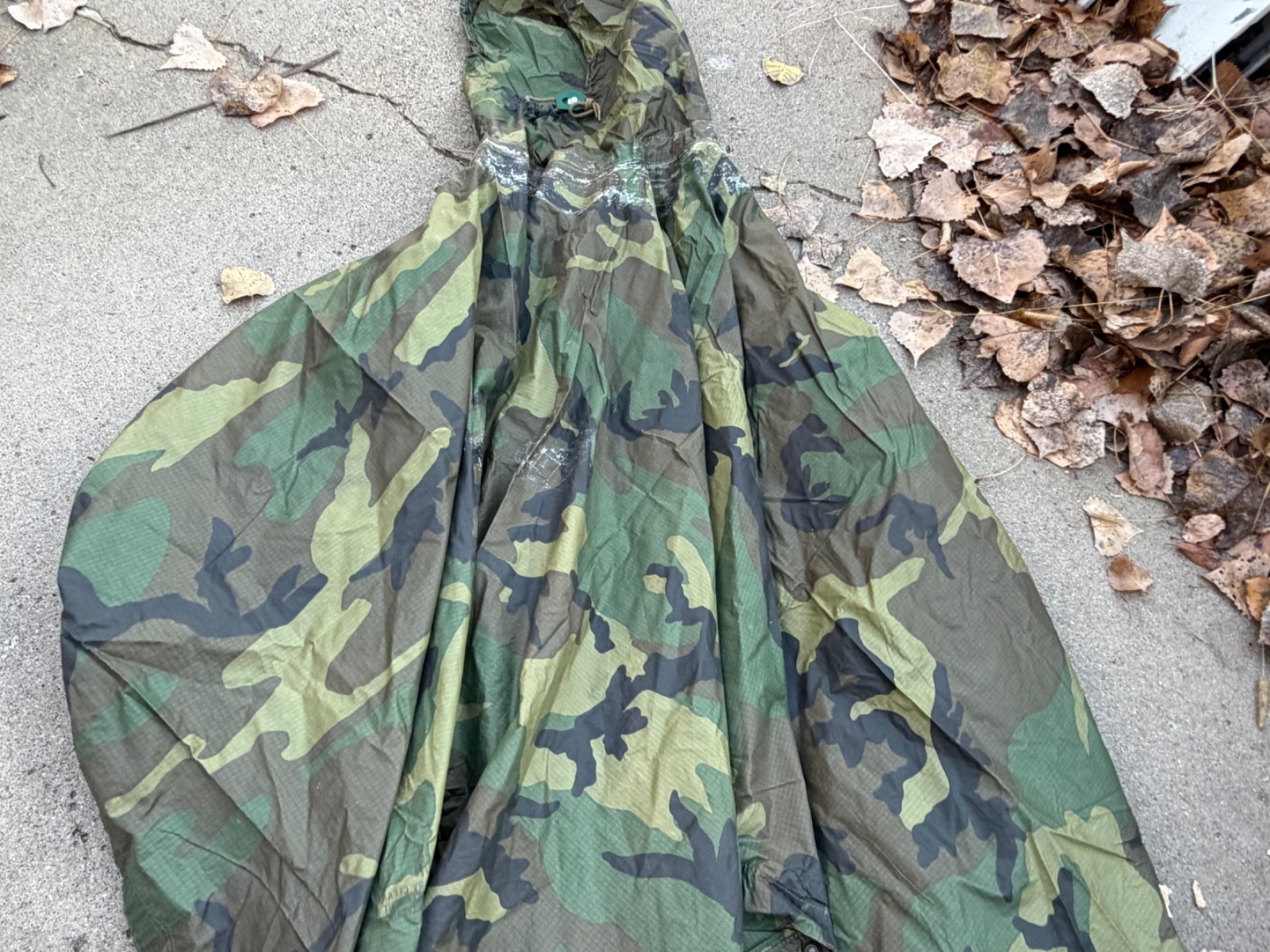 ORIGINAL POST VIETNAM WAR US ARMY WOODLAND CAMO RAIN PONCHO- DATED 1987