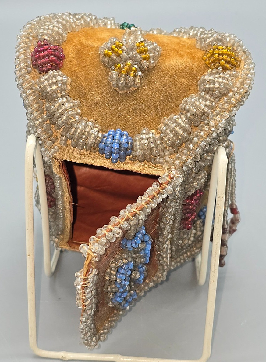 Antique Iroquois Nation 5x4.5" BEADED JEWELRY / SEWING / TRINKET BOX, flap door