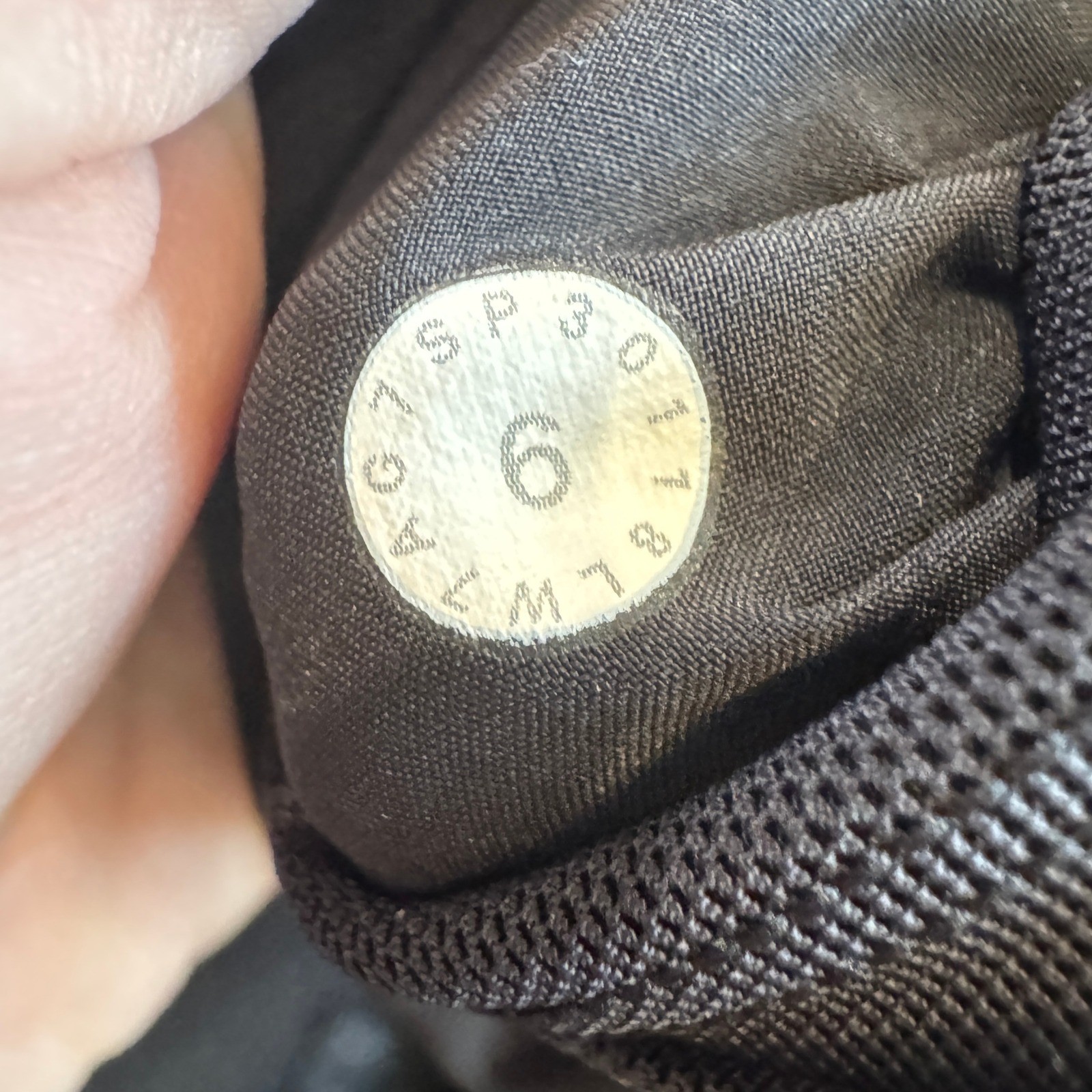 Lululemon On the Fly Short 2.5 Black Luxtreme Size 6 Athletic Shorts EUC LW7AIS