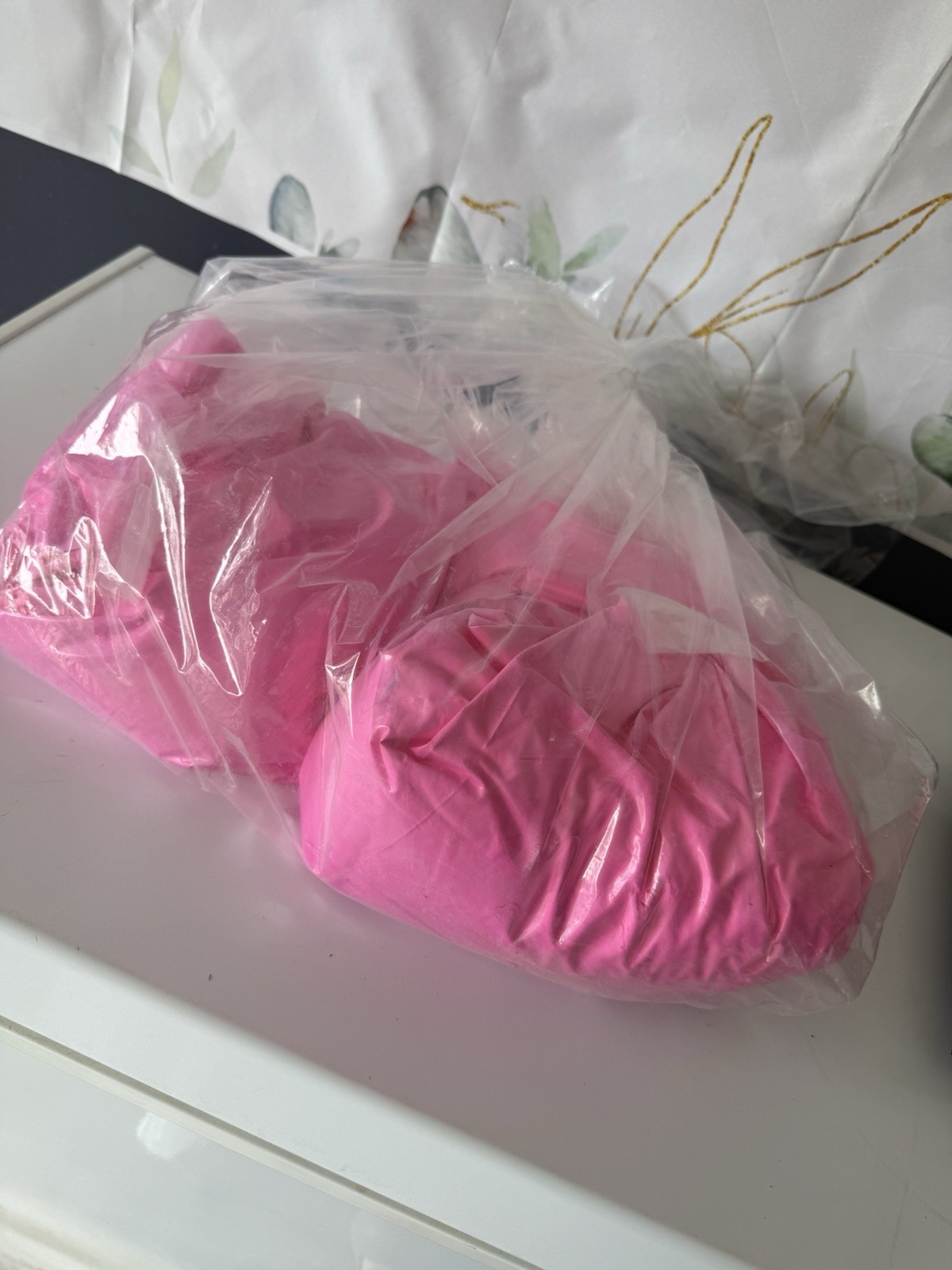 15lbs of pink powder and 2 pink smoke bombs