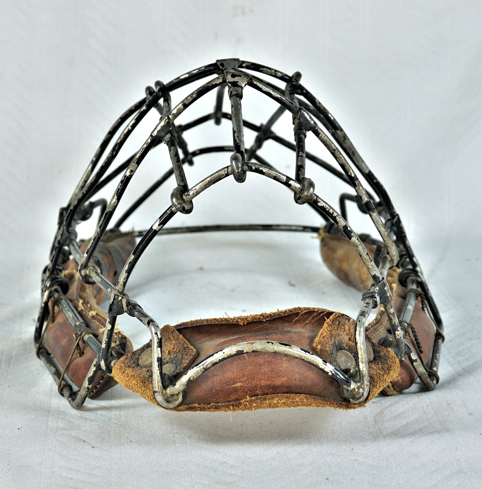 VINTAGE EARLY 19OOS LOOP AND CLIP CHILD'S CATCHER'S MASK