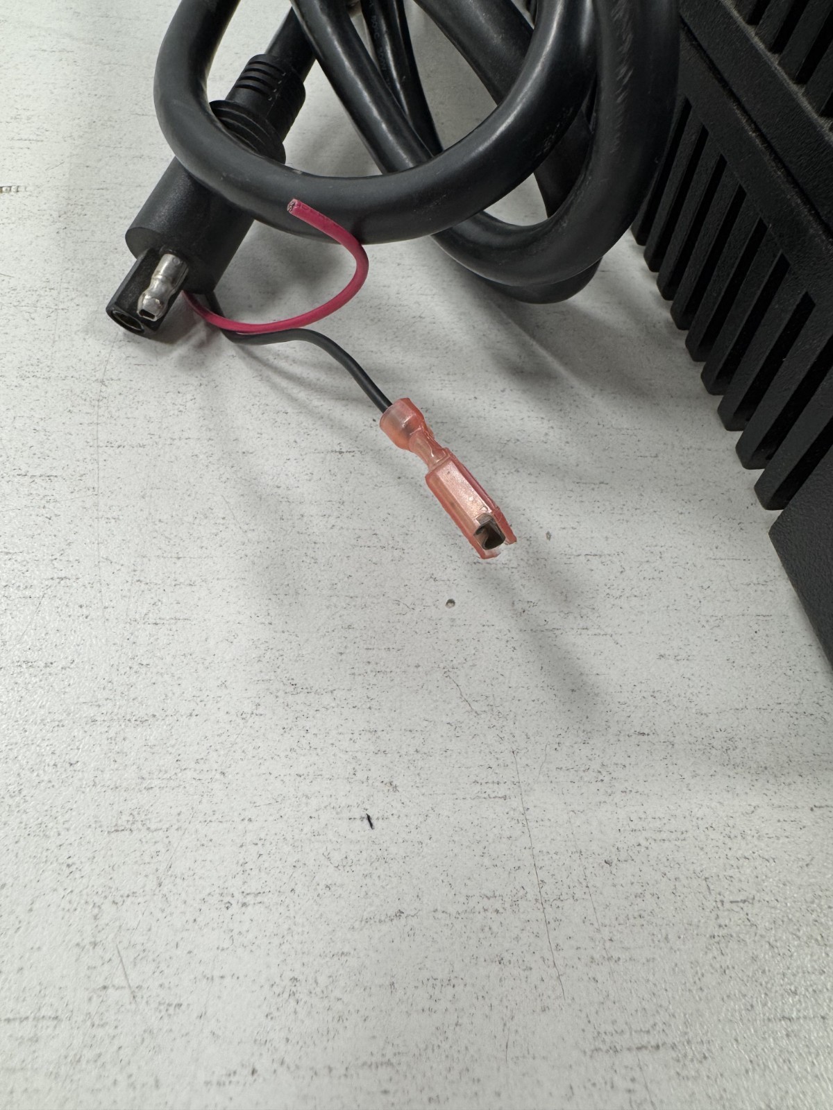 Motorola HPN4007C AE210-3101 14.1V 8-15 Amps Mobile Base Radio Power Supply