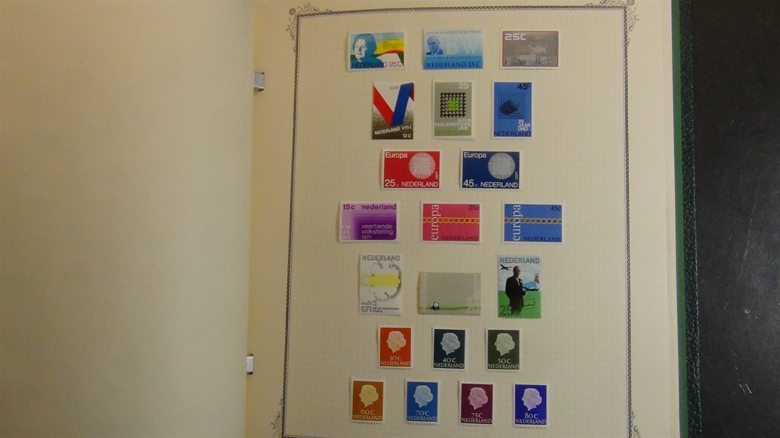 Stampsweis Netherlands collection on Scott Specialty album pages est 1000 to '72