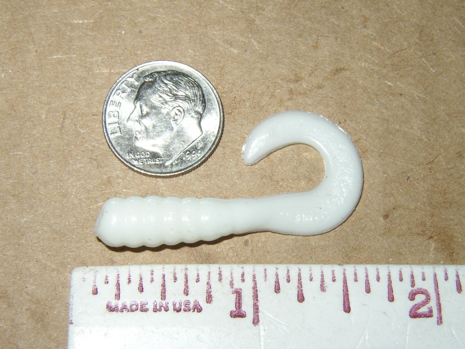 1-1/2 " CRAPPIE & PANFISH CURL TAIL GRUBS 100 BODIES in WHITE