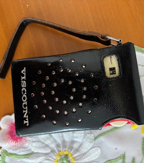 VINTAGE OLD 6 TRANSISTOR RADIO, VISCOUNT MODEL 607, A REAL GEM!!