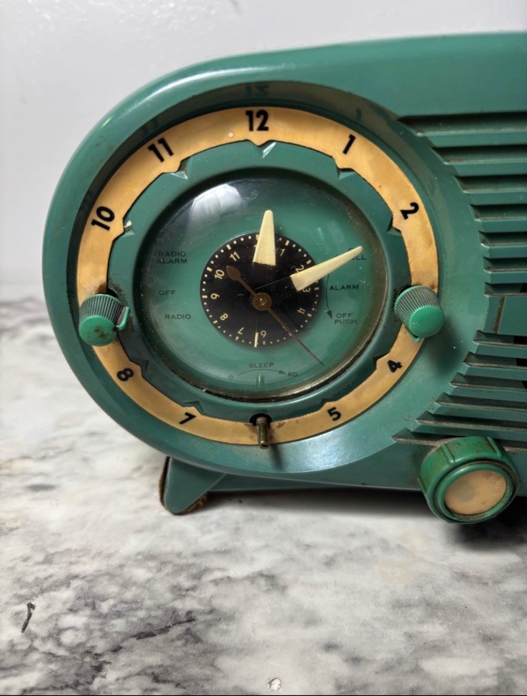 1952 Zenith J-616W The Owl Eyes Telechron Clock 6 Tube AM Radio Green & Yellow