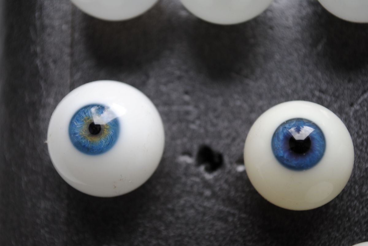 10 antique german human prosthetic glass eyes