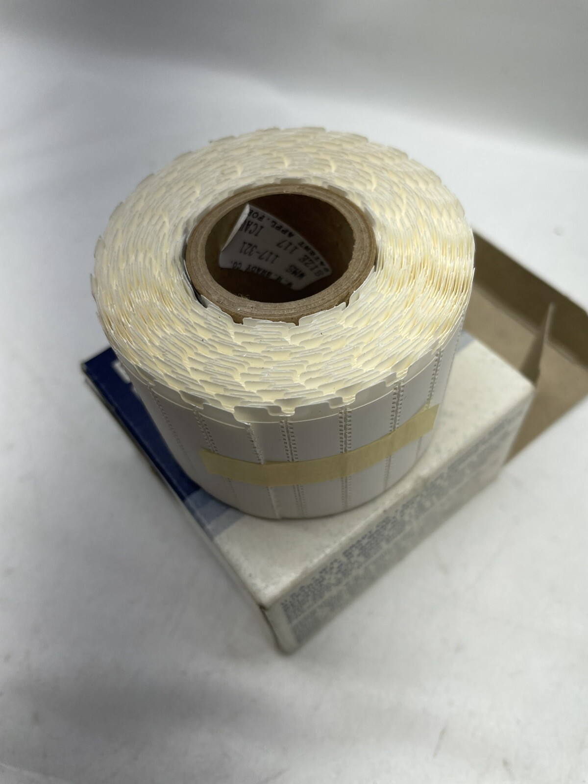 NEW BRADYSLEEVE WIREMARKER 32537 / WMS-117-321 500 CNT ROLL 1.5" X .35"