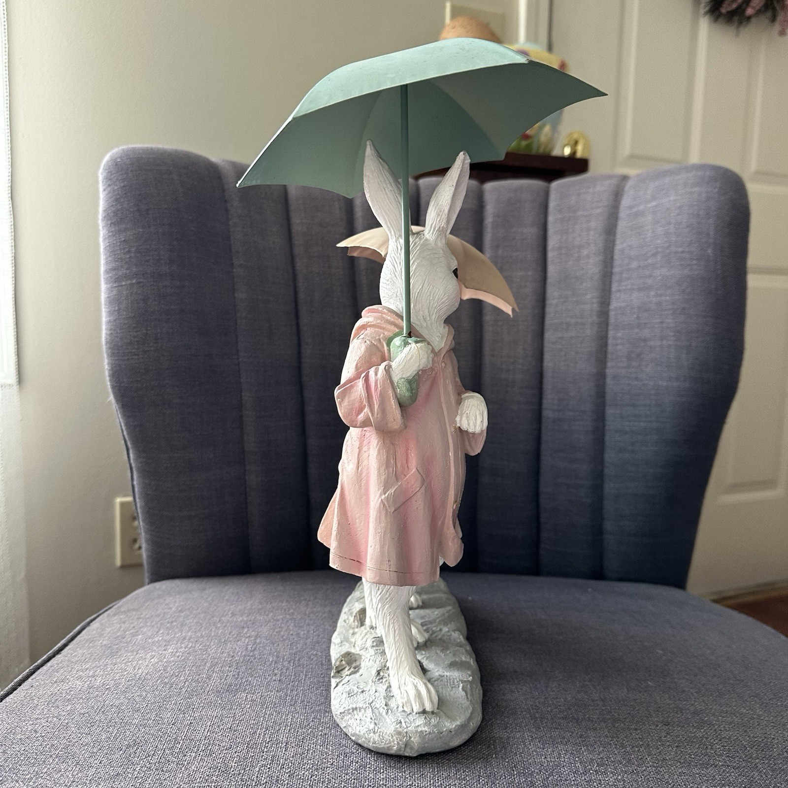 Bunny Rabbit Mom And Children With Umbrellas Resin Statue READ