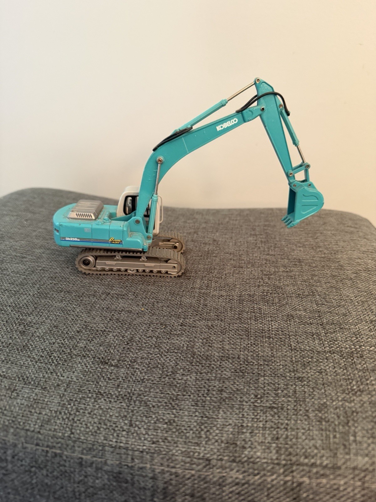 KOBELCO SK200-10 1/50 Scale Excavator Diecast Model Construction Machinery Japan